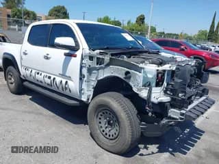 2019 Toyota Tacoma SR5 z VIN 3TMAZ5CN1KM096770, wystawiony jako IAAI lot #42147168 z przebiegiem Nie podano mil oraz . Historia ofert i sprzedaży dostępna na DreamBid. Obrazek 1.