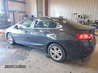 2017 Chevrolet Cruze LT z VIN 1G1BE5SM9H7263106, wystawiony jako Copart lot #89847005 z przebiegiem 137 487 mil mil oraz Czysty tytuł • Clean title. Historia ofert i sprzedaży dostępna na DreamBid. Obrazek 2.