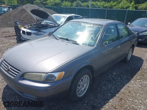 1997 Toyota Camry LE z VIN 4T1BF22K7VU021327, wystawiony jako IAAI lot #42666914 z przebiegiem Nie podano mil oraz . Historia ofert i sprzedaży dostępna na DreamBid. Obrazek 2.