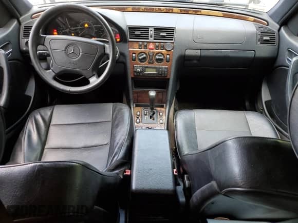 1999 Mercedes-Benz C 230/260/280/320 z VIN WDBHA24G4XA749633, wystawiony jako Copart lot #56560105 z przebiegiem 221 306 mil mil oraz Szkoda całkowita • Salvage title. Historia ofert i sprzedaży dostępna na DreamBid. Obrazek 8.