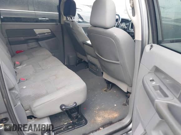 2007 Dodge 1500 SLT z VIN 3D7KR19D57G736423, wystawiony jako IAAI lot #42145607 z przebiegiem 298 274 mil mil oraz . Historia ofert i sprzedaży dostępna na DreamBid. Obrazek 8.