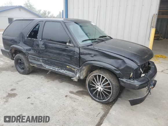 2002 Chevrolet Blazer LS с VIN 1GNCS18WX2K134115, выставлен на аукционе Copart как лот 70031785 с пробегом 179 669 миль миль и На запчасти • Non repairable. История ставок и продаж доступна на DreamBid. Изображение 4.