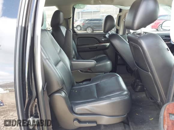 2014 Chevrolet Suburban LTZ z VIN 1GNSKKE70ER137678, wystawiony jako IAAI lot #41547064 z przebiegiem 213 301 mil mil oraz . Historia ofert i sprzedaży dostępna na DreamBid. Obrazek 8.