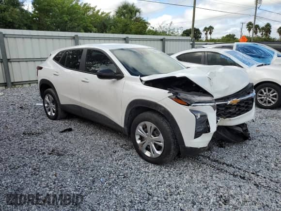 2024 Chevrolet Trax LS z VIN KL77LFE27RC198376, wystawiony jako Copart lot #85663115 z przebiegiem 15 791 mil mil oraz Nie do naprawy • Non repairable. Historia ofert i sprzedaży dostępna na DreamBid. Obrazek 4.