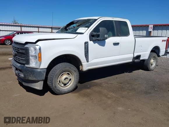 2023 Ford F-250 XL z VIN 1FT7X2BA4PEC32190, wystawiony jako IAAI lot #42391494 z przebiegiem Nie podano mil oraz . Historia ofert i sprzedaży dostępna na DreamBid. Obrazek 2.