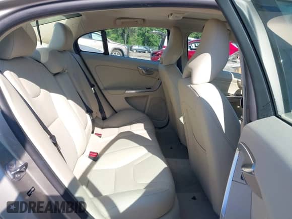 2016 Volvo S60 T5 Drive-E Premier z VIN YV126MFK3G2392066, wystawiony jako IAAI lot #42210232 z przebiegiem 80 097 mil mil oraz . Historia ofert i sprzedaży dostępna na DreamBid. Obrazek 8.