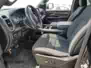 2021 Ram 1500 Big Horn z VIN 1C6RREFG3MN768120, wystawiony jako Copart lot #54968495 z przebiegiem Nie podano mil oraz Szkoda całkowita • Salvage title. Historia ofert i sprzedaży dostępna na DreamBid. Obrazek 7.