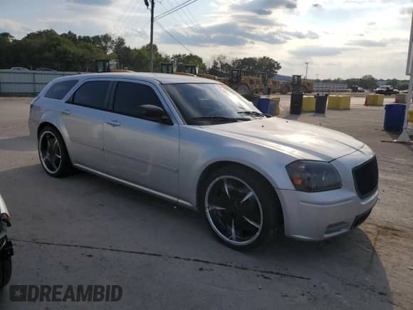 2005 Dodge Magnum SE with VIN 2D4FV48TX5H679783, listed as a Copart auction lot 80279795 with 201,901 mi miles and Clean title. Bid and sale history available at DreamBid. Image 4.