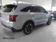 2025 Kia Sorento S z VIN 5XYRL4JC7SG351127, wystawiony jako IAAI lot #43171772 z przebiegiem 5 669 mil mil oraz . Historia ofert i sprzedaży dostępna na DreamBid. Obrazek 4.