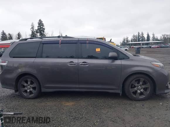 2017 Toyota Sienna SE with VIN 5TDXZ3DC0HS800493, listed as a IAAI auction lot 41946609 with Not provided miles and . Bid and sale history available at DreamBid. Image 13.