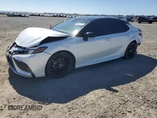 2022 Toyota Camry Hybrid XSE с VIN 4T1K31AK0NU039141, выставлен на аукционе Copart как лот 84564705 с пробегом 71 436 миль миль и Списание • Salvage title. История ставок и продаж доступна на DreamBid. Изображение 1.