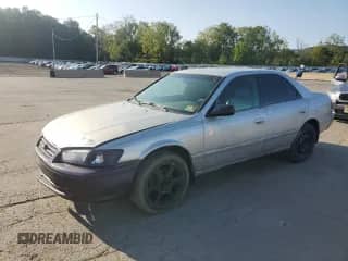 2000 Toyota Camry LE z VIN JT2BG22K7Y0490648, wystawiony jako Copart lot #72074715 z przebiegiem 174 759 mil mil oraz Czysty tytuł • Clean title. Historia ofert i sprzedaży dostępna na DreamBid. Obrazek 1.