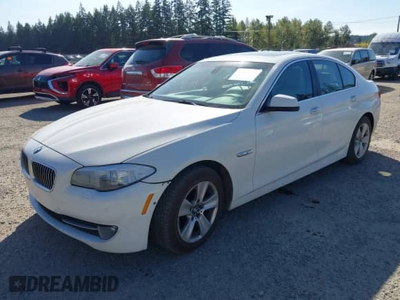 2011 BMW 5 Series 528i с VIN WBAFR1C57BDS36067, выставлен на аукционе IAAI как лот 43264372 с пробегом 223 782 миль миль и . История ставок и продаж доступна на DreamBid. Изображение 2.
