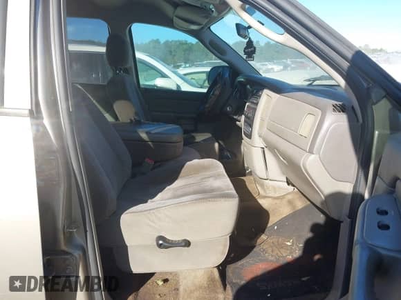 2005 Dodge 1500 SLT z VIN 1D7HA18NX5J570651, wystawiony jako IAAI lot #43420749 z przebiegiem 242 118 mil mil oraz . Historia ofert i sprzedaży dostępna na DreamBid. Obrazek 5.