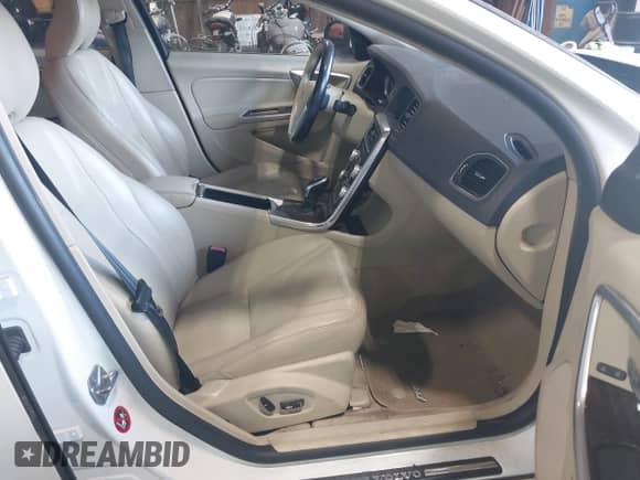 2015 Volvo S60 T5 Premier с VIN YV1612TKXF1348479, выставлен на аукционе IAAI как лот 42555934 с пробегом 138 062 миль миль и . История ставок и продаж доступна на DreamBid. Изображение 5.