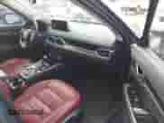 2022 Mazda CX-5 S Carbon Edition z VIN JM3KFBCM2N0529241, wystawiony jako IAAI lot #41708100 z przebiegiem 24 139 mil mil oraz . Historia ofert i sprzedaży dostępna na DreamBid. Obrazek 5.