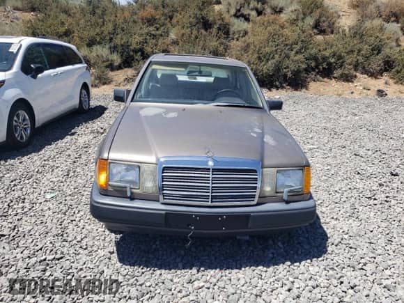 1988 Mercedes-Benz 300 E z VIN WDBEA30D0JA625371, wystawiony jako Copart lot #65879275 z przebiegiem 64 811 mil mil oraz Czysty tytuł • Clean title. Historia ofert i sprzedaży dostępna na DreamBid. Obrazek 5.