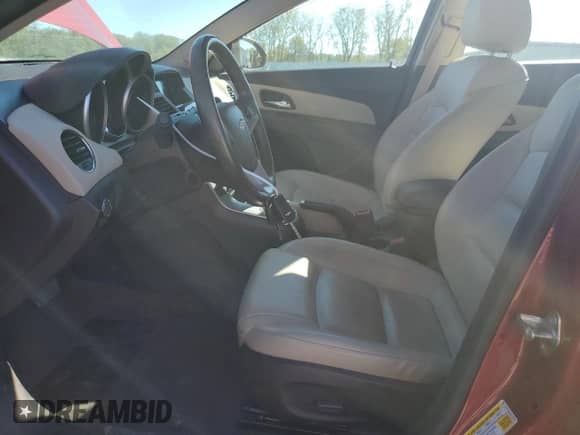 2013 Chevrolet Cruze 2LT z VIN 1G1PE5SB3D7255890, wystawiony jako Copart lot #84609575 z przebiegiem 31 705 mil mil oraz Szkoda całkowita • Salvage title. Historia ofert i sprzedaży dostępna na DreamBid. Obrazek 7.