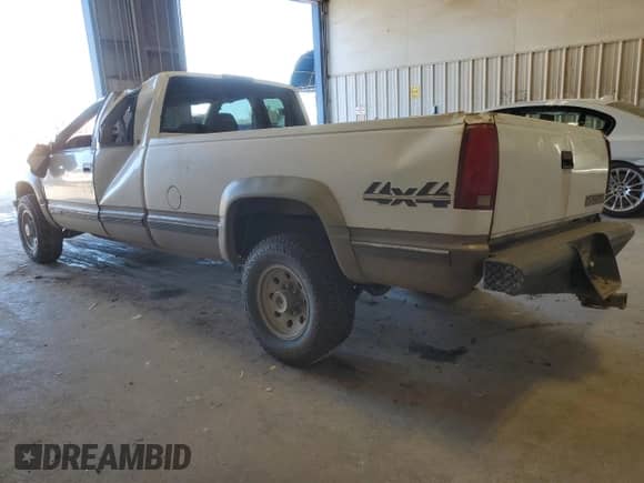 1998 Chevrolet Silverado 2500 с VIN 1GCGK29R8WE102762, выставлен на аукционе Copart как лот 81764284 с пробегом 243 316 миль миль и Списание • Salvage title. История ставок и продаж доступна на DreamBid. Изображение 2.