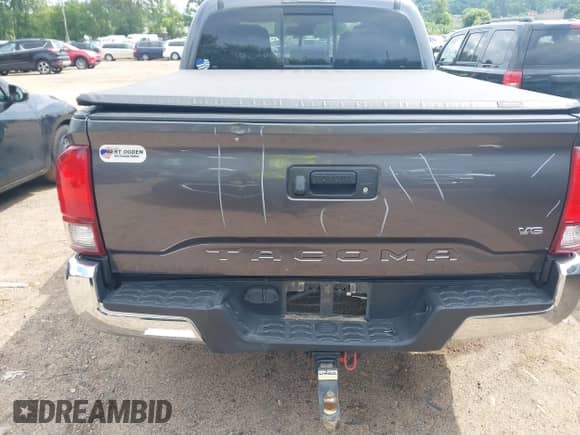 2018 Toyota Tacoma SR5 with VIN 5TFAZ5CN2JX061728, listed as a IAAI auction lot 42775812 with 119,408 mi miles and . Bid and sale history available at DreamBid. Image 16.