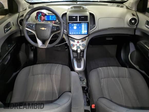 2015 Chevrolet Sonic LT z VIN 1G1JC5SB2F4115684, wystawiony jako Copart lot #50025305 z przebiegiem 204 015 mil mil oraz Czysty tytuł • Clean title. Historia ofert i sprzedaży dostępna na DreamBid. Obrazek 8.