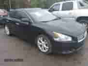 2014 Nissan Maxima S z VIN 1N4AA5AP9EC905908, wystawiony jako IAAI lot #43253021 z przebiegiem 118 012 mil mil oraz . Historia ofert i sprzedaży dostępna na DreamBid. Obrazek 1.