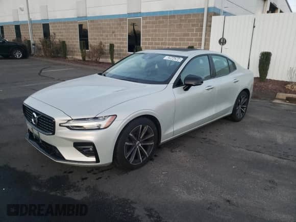 2021 Volvo S60 Momentum z VIN 7JR102TZ6MG109135, wystawiony jako Copart lot #82044364 z przebiegiem 83 608 mil mil oraz Czysty tytuł • Clean title. Historia ofert i sprzedaży dostępna na DreamBid. Obrazek 1.