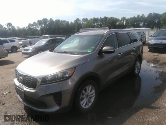2019 Kia Sorento L с VIN 5XYPG4A30KG437195, выставлен на аукционе IAAI как лот 42848424 с пробегом 154 684 миль миль и . История ставок и продаж доступна на DreamBid. Изображение 17.
