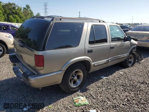 2000 Chevrolet Blazer LS z VIN 1GNCS13W7Y2376702, wystawiony jako Copart lot #52489605 z przebiegiem 137 692 mil mil oraz Szkoda całkowita • Salvage title. Historia ofert i sprzedaży dostępna na DreamBid. Obrazek 3.