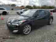 2013 Hyundai Veloster w/Black Int z VIN KMHTC6AD7DU138072, wystawiony jako Copart lot #90821765 z przebiegiem 123 633 mil mil oraz Czysty tytuł • Clean title. Historia ofert i sprzedaży dostępna na DreamBid. Obrazek 1.