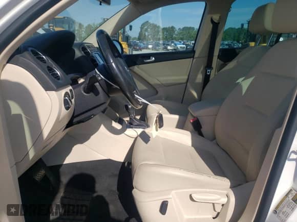 2013 Volkswagen Tiguan SE с VIN WVGAV7AX7DW555195, выставлен на аукционе Copart как лот 61065725 с пробегом 126 911 миль миль и Списание • Salvage title. История ставок и продаж доступна на DreamBid. Изображение 7.