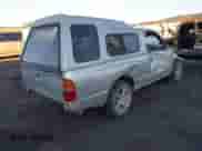 2000 Toyota Tacoma z VIN 5TENL42NXYZ704540, wystawiony jako IAAI lot #43431849 z przebiegiem 351 443 mil mil oraz . Historia ofert i sprzedaży dostępna na DreamBid. Obrazek 4.