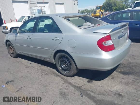 2002 Toyota Camry LE z VIN 4T1BE32K72U114126, wystawiony jako IAAI lot #42976371 z przebiegiem 219 776 mil mil oraz . Historia ofert i sprzedaży dostępna na DreamBid. Obrazek 3.