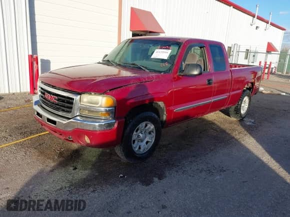 2005 GMC Sierra 1500 SLE z VIN 2GTEC19V051217013, wystawiony jako IAAI lot #41135916 z przebiegiem 240 000 mil mil oraz . Historia ofert i sprzedaży dostępna na DreamBid. Obrazek 2.