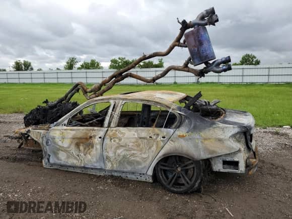 2017 BMW M3 z VIN WBS8M9C59H5G84768, wystawiony jako Copart lot #71323284 z przebiegiem Nie podano mil oraz Nie do naprawy • Non repairable. Historia ofert i sprzedaży dostępna na DreamBid. Obrazek 2.