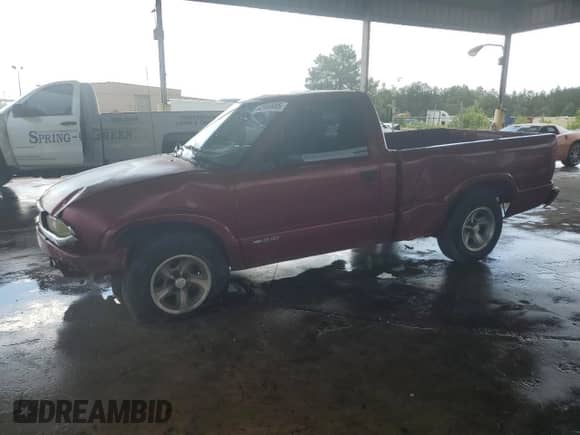2002 Chevrolet S-10 with VIN 1GCCS14WX28135096, listed as a Copart auction lot 62989985 with 86,605 mi miles and Salvage title. Bid and sale history available at DreamBid. Image 1.