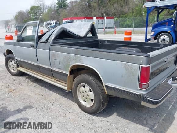1991 Chevrolet S-10 z VIN 1GCCT19Z4M2203625, wystawiony jako IAAI lot #42080262 z przebiegiem 156 978 mil mil oraz . Historia ofert i sprzedaży dostępna na DreamBid. Obrazek 3.