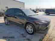 2025 Toyota Corolla Cross L с VIN 7MUAAAAG0SV121989, выставлен на аукционе Copart как лот 69507645 с пробегом 3 316 миль миль и Списание • Salvage title. История ставок и продаж доступна на DreamBid. Изображение 4.