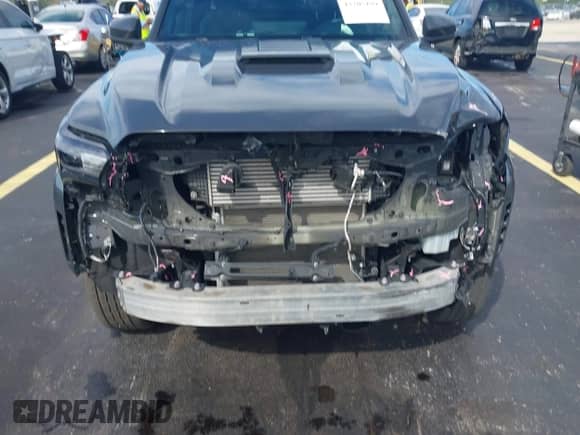 2024 Toyota Tacoma SR5 z VIN 3TYKB5FN6RT007410, wystawiony jako IAAI lot #43205199 z przebiegiem 26 768 mil mil oraz . Historia ofert i sprzedaży dostępna na DreamBid. Obrazek 13.