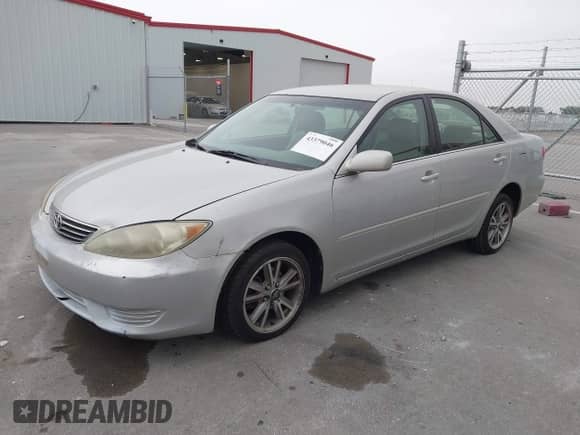 2005 Toyota Camry LE z VIN 4T1BF32K85U108918, wystawiony jako IAAI lot #43379046 z przebiegiem 227 751 mil mil oraz . Historia ofert i sprzedaży dostępna na DreamBid. Obrazek 2.
