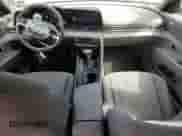 2024 Hyundai Elantra SEL z VIN KMHLM4DG9RU811703, wystawiony jako Copart lot #81429435 z przebiegiem 11 960 mil mil oraz Szkoda całkowita • Salvage title. Historia ofert i sprzedaży dostępna na DreamBid. Obrazek 8.