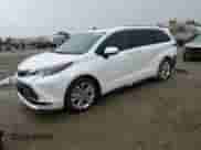 2024 Toyota Sienna Platinum с VIN 5TDERKEC5RS220903, выставлен на аукционе Copart как лот 48811305 с пробегом 20 107 миль миль и Списание • Salvage title. История ставок и продаж доступна на DreamBid. Изображение 1.