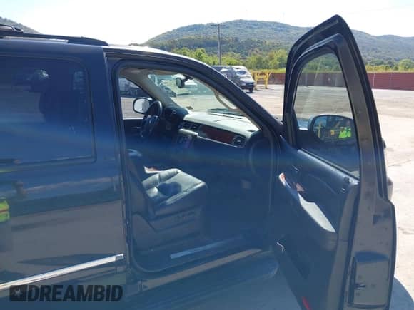 2009 Chevrolet Suburban LTZ z VIN 1GNFK36349R294901, wystawiony jako IAAI lot #43203353 z przebiegiem 187 400 mil mil oraz . Historia ofert i sprzedaży dostępna na DreamBid. Obrazek 5.