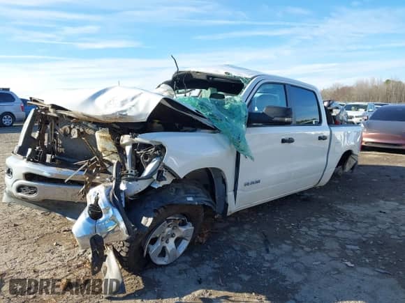 2023 Ram 1500 Big Horn z VIN 1C6RREFT8PN573700, wystawiony jako IAAI lot #41584593 z przebiegiem Nie podano mil oraz . Historia ofert i sprzedaży dostępna na DreamBid. Obrazek 2.