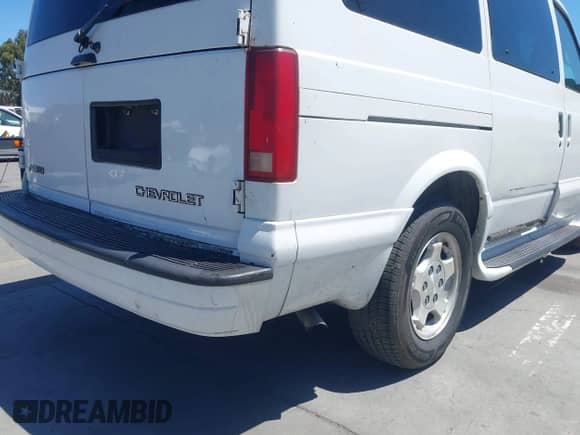 2004 Chevrolet Astro z VIN 1GNDM19X74B104627, wystawiony jako IAAI lot #43035028 z przebiegiem 132 189 mil mil oraz . Historia ofert i sprzedaży dostępna na DreamBid. Obrazek 14.