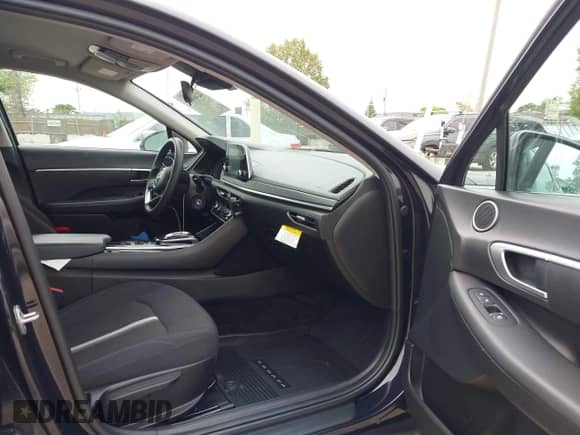 2023 Hyundai Sonata SE z VIN KMHL24JA8PA325369, wystawiony jako IAAI lot #42400026 z przebiegiem 121 813 mil mil oraz . Historia ofert i sprzedaży dostępna na DreamBid. Obrazek 5.