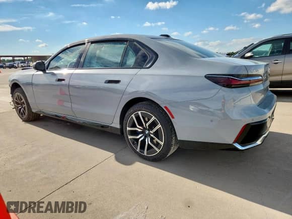 2023 BMW 7 Series 740i z VIN WBA23EH01PCM68858, wystawiony jako Copart lot #82044815 z przebiegiem 29 117 mil mil oraz Szkoda całkowita • Salvage title. Historia ofert i sprzedaży dostępna na DreamBid. Obrazek 2.