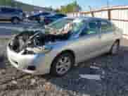 2010 Toyota Camry LE z VIN 4T4BF3EK6AR015746, wystawiony jako IAAI lot #43445956 z przebiegiem 142 480 mil mil oraz . Historia ofert i sprzedaży dostępna na DreamBid. Obrazek 2.