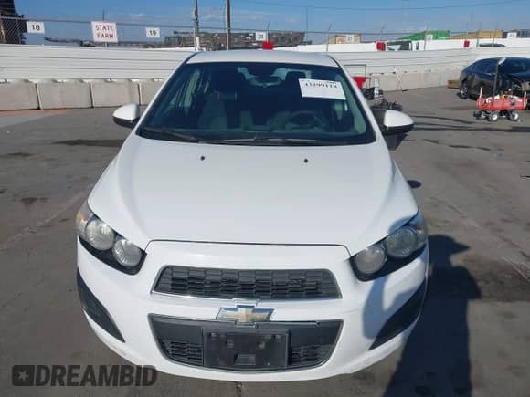 2013 Chevrolet Sonic LT z VIN 1G1JC5SG1D4163184, wystawiony jako IAAI lot #43299118 z przebiegiem 131 205 mil mil oraz . Historia ofert i sprzedaży dostępna na DreamBid. Obrazek 12.