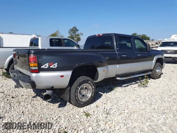 2004 Chevrolet Silverado 3500 DRW LT z VIN 1GCJK33274F219540, wystawiony jako Copart lot #70998035 z przebiegiem 85 967 mil mil oraz Czysty tytuł • Clean title. Historia ofert i sprzedaży dostępna na DreamBid. Obrazek 3.